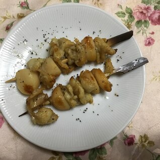 ビールのおつまみにぴったりの、ニンニクと鶏皮焼き